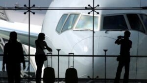 Piden eliminar impuestos aéreos