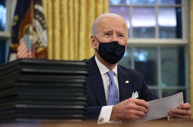 Biden ordena ayuda económica mientras comienzan las conversaciones sobre un paquete de ayuda de $ 1,9 billones