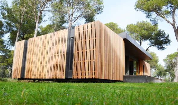 Se muestra una casa sustentable, denominada así por las ecotecnologías con las que cuenta, por ejemplo, luz led, paneles y calentadores solares, entre otros.