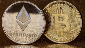 Bitcoin y ethereum ven importantes correcciones después de alcanzar nuevos récords