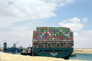 Bloqueo del Canal de Suez podría significar gran pérdida para reaseguradoras: Fitch Ratings