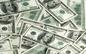 Dólar cae al mínimo de una semana