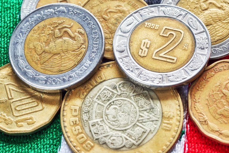 Peso mexicano en máximos de 2 semanas, real brasileño se debilita