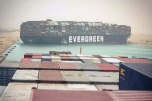 Reaseguradoras asumirán costos del bloqueo de Canal de Suez