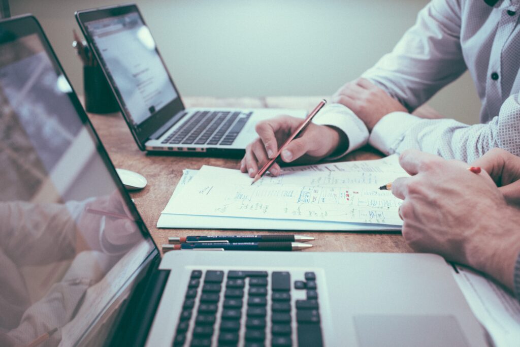Personas trabajando en una Oficina Familiar como las que ejemplifica Rodrigo Besoy Sánchez