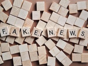 Tablero de scrabble con la palabra Fake News que Guy Mentel, director de Global Americans ha llamado "la otra pandemia"