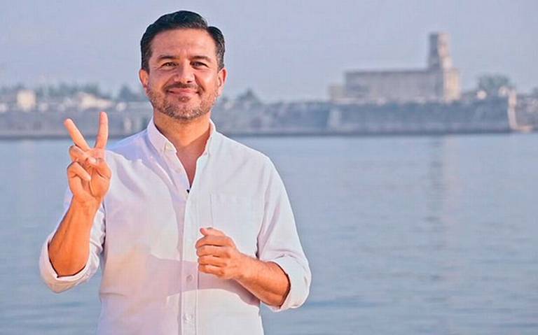Miguel Ángel Yunes Márquez convive con habitantes de Veracruz