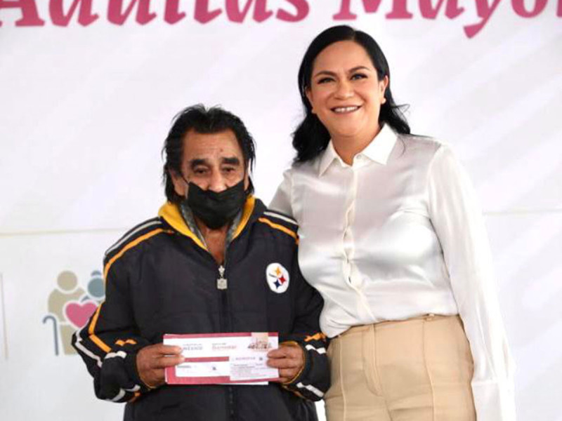 Ariadna Montiel junto a un beneficiario.