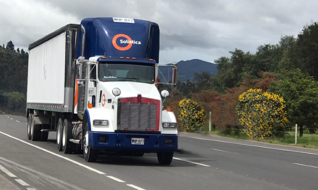 Tráiler de Solistica, empleado para las labores de transportación.