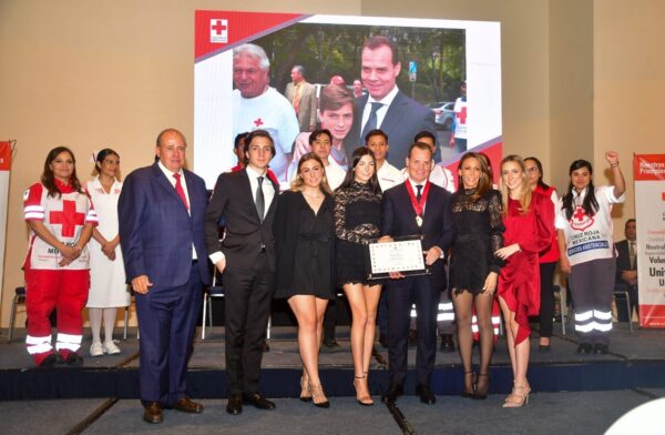 Olegario Vázquez Aldir reconocido por la Cruz Roja Mexicana por su compromiso humanitario