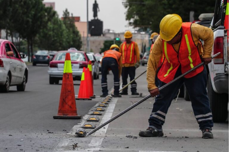 Trabajadores de Urbanos, realizando labores de pavimentación.
