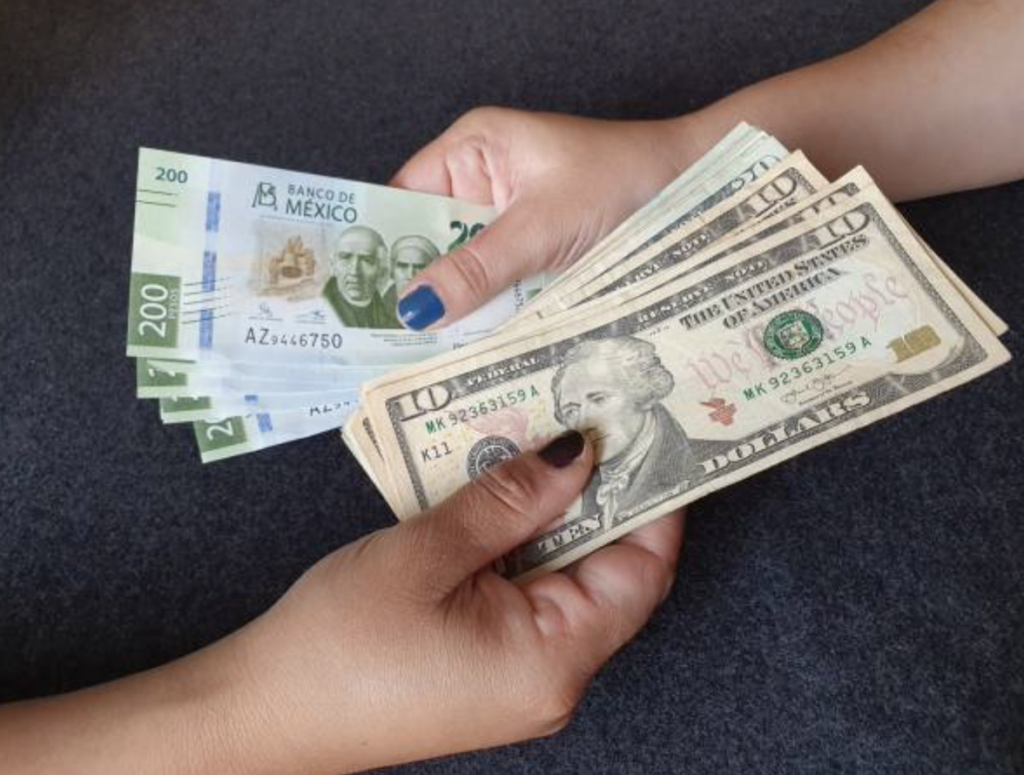 imagen de pesos mexicanos intercambiándose por dólares estadounidenses para ilustrar párrafo del artículo Remesas impactan positivamente en inversión y desarrollo económico_Luis Ricardo Reyes de la Campa