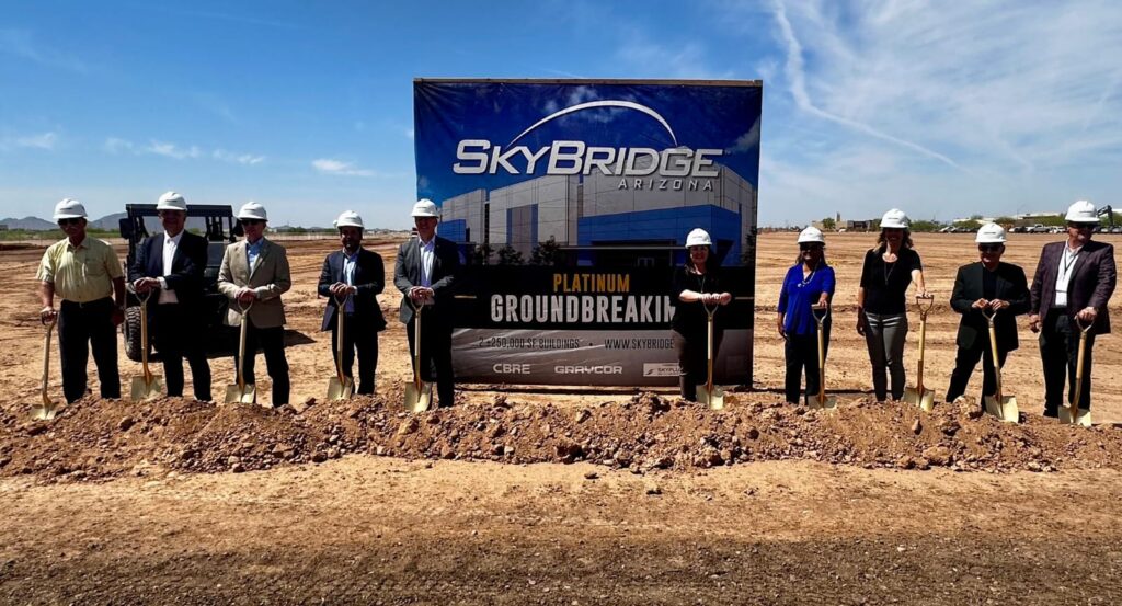 Ariel Picker junto a otros funcionarios en el inicio de Skybridge Arizona