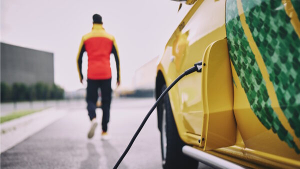 Lanza DHL primera flota de camiones de biocombustible para F1
