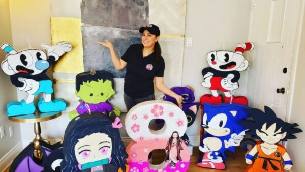 Mexicana triunfa en Canadá con negocio de piñatas artesanales