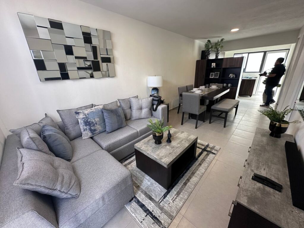 María Laura Medina entrega hogar digno con muebles Elektra
