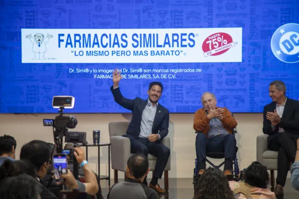 Dr. Simi porta capa de Superman y difunde la fuerza