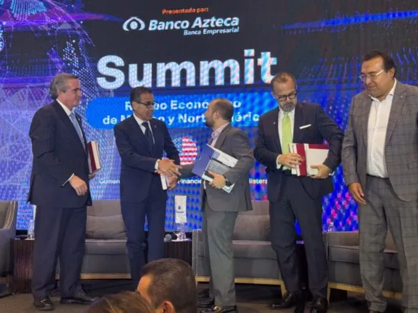 Representantes de Banco Azteca y Coparmex firman acuerdo frente al T-MEC