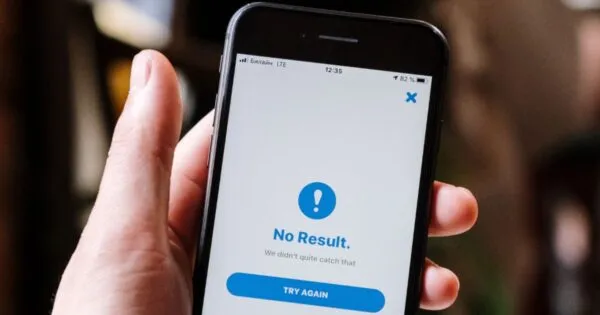 Una pantalla de celular con un mensaje de alerta.