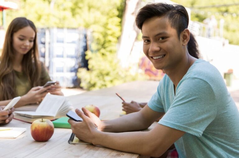 Gabriel Gadsden impulsa educación y empleo digno para jóvenes