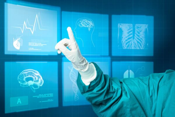Una persona del sector de la salud utilizando herramientas innovadoras, como parte de la visión de Olegario Vázquez Aldir