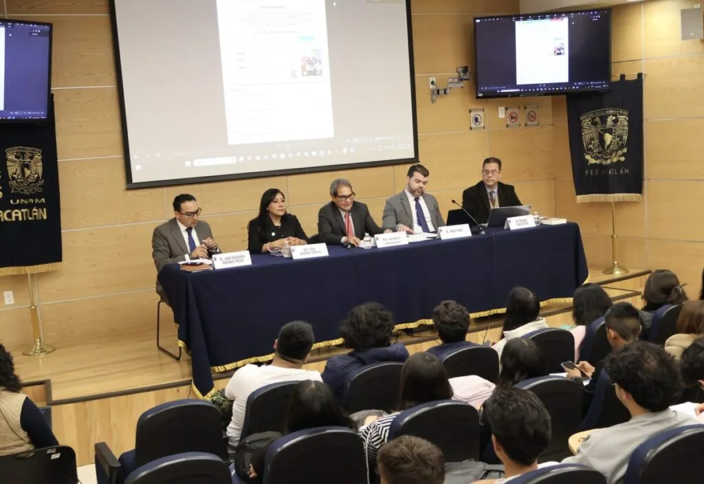 En la FES Acatlán se presentó un libro que aborda vario enfoques de la iniciativa de IEPS a bebidas azucaradas.