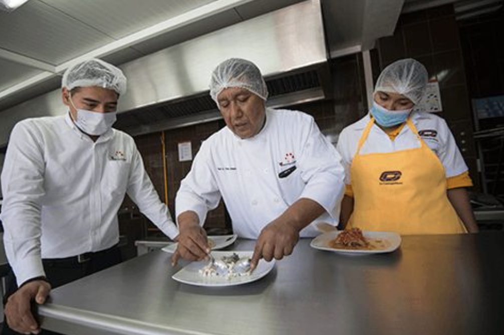 Verificación de procesos y control de calidad alimentaria en La Cosmopolitana.