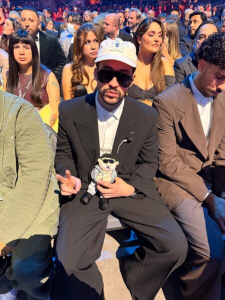 Bad Bunny recibe simipeluche personalizado. 