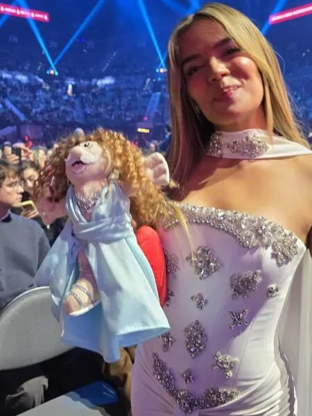 Víctor González Herrera, CEO de Farmacias Similares, sorprendió a diversos artistas en los Latin Grammy 2025 al entregarles simipeluches.