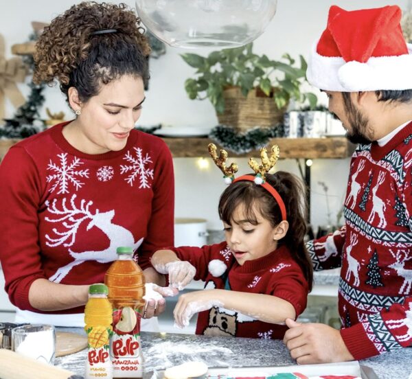 Jugos Pulp de AJEMEX en mesa familiar durante celebración navideña.
