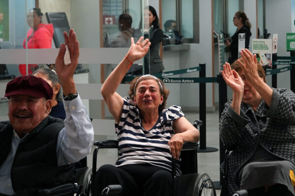 Banco Azteca impulsa la movilidad con 200 sillas de ruedas en 2025