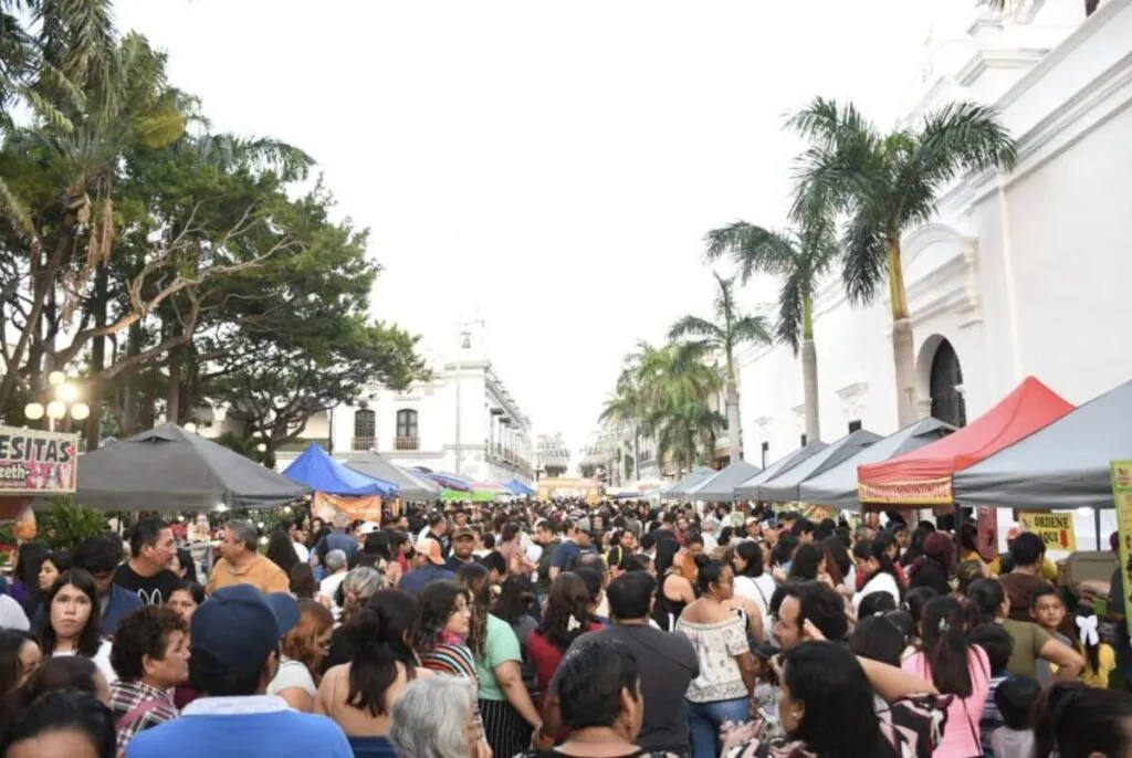 Asistentes recorren stands gastronómicos en el Festival del Esquite organizado por el Ayuntamiento de Veracruz encabezado por Patricia Lobeira Rodríguez.