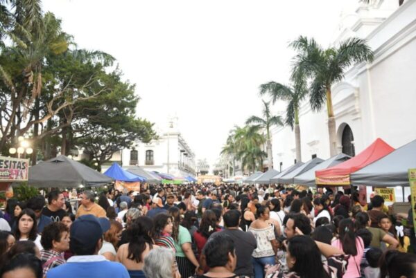 Asistentes recorren stands gastronómicos en el Festival del Esquite organizado por el Ayuntamiento de Veracruz encabezado por Patricia Lobeira Rodríguez.