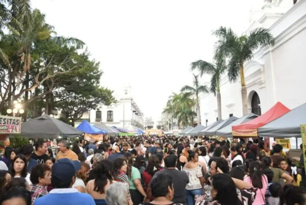Asistentes recorren stands gastronómicos en el Festival del Esquite organizado por el Ayuntamiento de Veracruz encabezado por Patricia Lobeira Rodríguez.