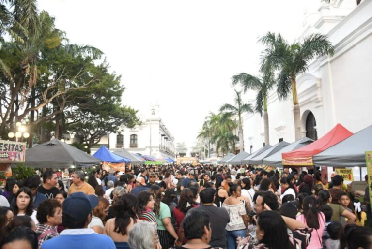 Asistentes recorren stands gastronómicos en el Festival del Esquite organizado por el Ayuntamiento de Veracruz encabezado por Patricia Lobeira Rodríguez.