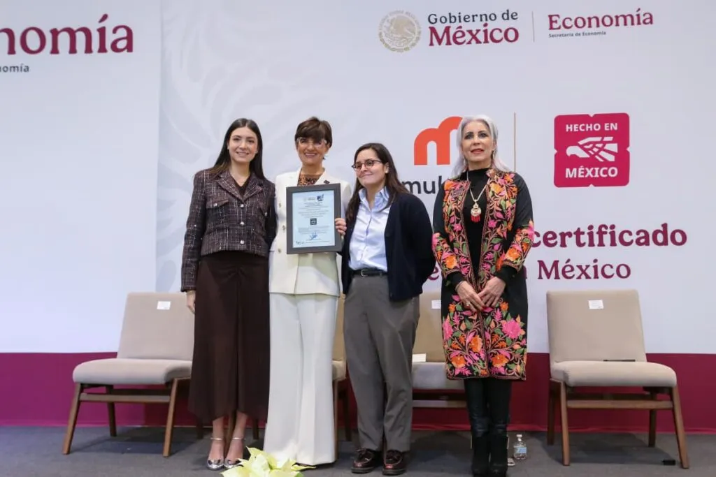 Olegario Vázquez Aldir y Multiva reciben distintivo Hecho en México.