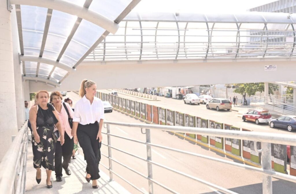 Paty Lobeira inaugura puente peatonal en Avenida Cuauhtémoc para mejorar la movilidad urbana en Veracruz.