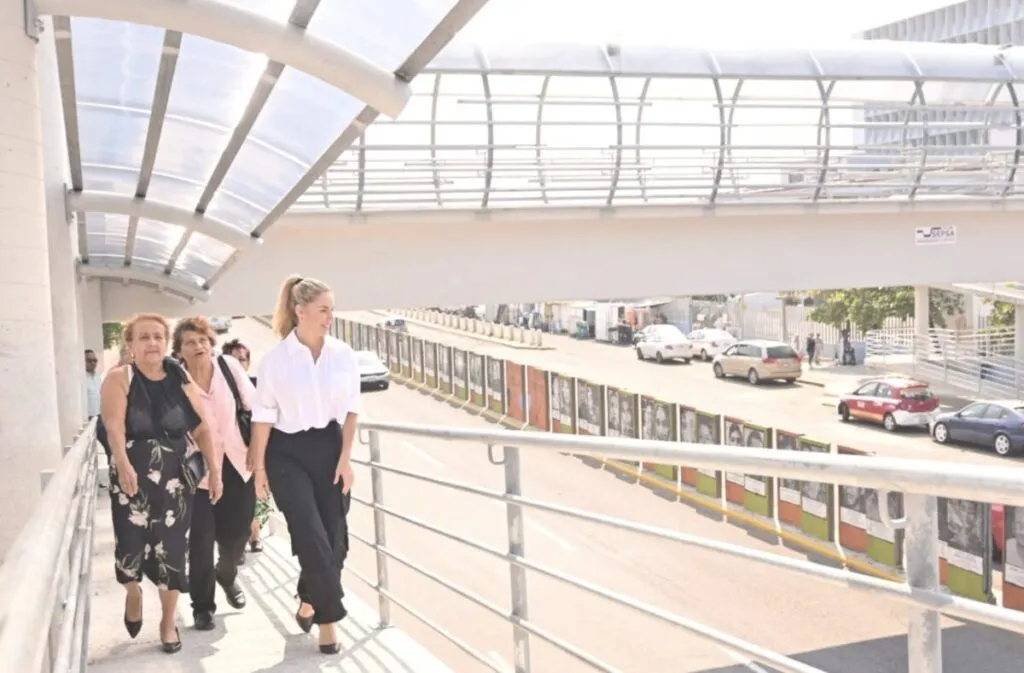 Paty Lobeira inaugura puente peatonal en Avenida Cuauhtémoc para mejorar la movilidad urbana en Veracruz.