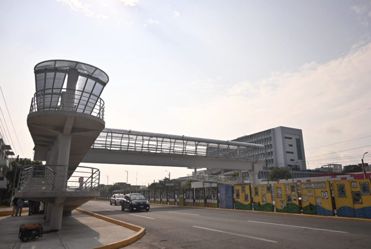 Perspectiva del puente peatonal inaugurado por Paty Lobeira.