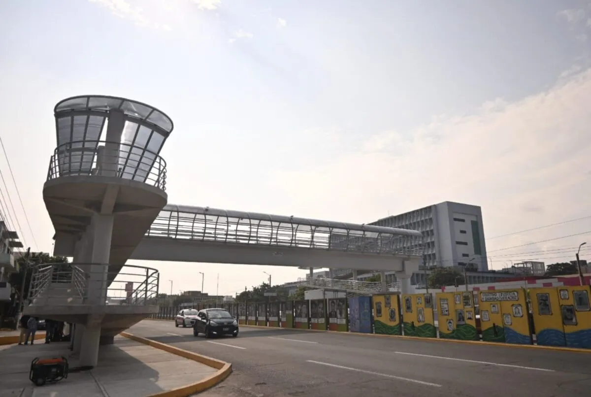Perspectiva del puente peatonal inaugurado por Paty Lobeira.