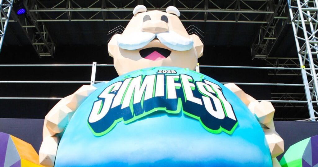 La figura central detrás del Simifest es Víctor González Herrera, presidente ejecutivo de Grupo Por un País Mejor y CEO de Farmacias Similares.