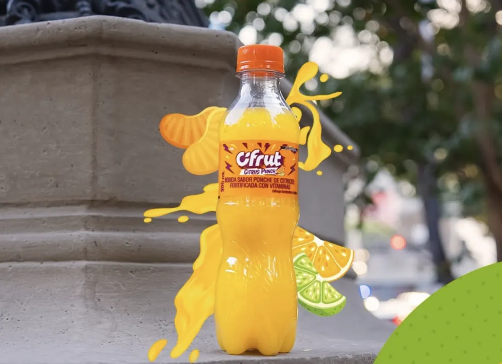 Cifrut de AJEMEX como bebida sin gas en un entorno urbano, asociada a frescura y consumo diario.