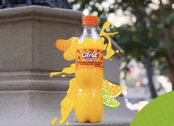 Cifrut de AJEMEX como bebida sin gas en un entorno urbano, asociada a frescura y consumo diario.