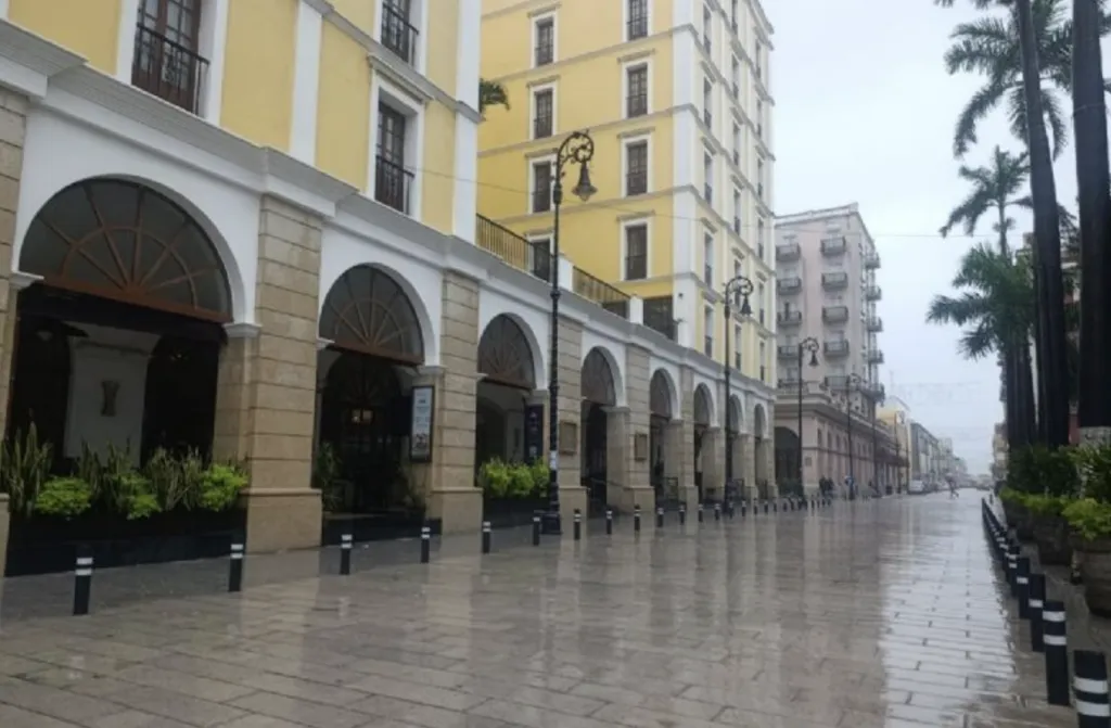 Centro Histórico de Veracruz rehabilitado durante la administración de Patricia Lobeira Rodríguez con vialidades renovadas y espacios peatonales modernizados.