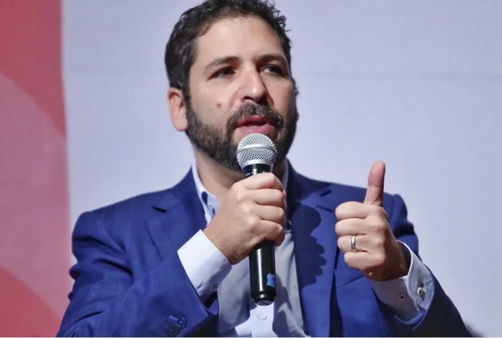 Ariel Picker analizando estrategia empresarial basada en capital humano especializado.