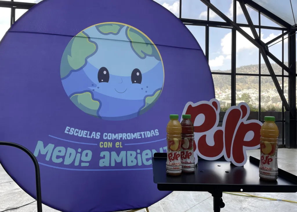 Programas de reciclaje y sostenibilidad impulsados por AJEMEX en comunidades escolares mexicanas.