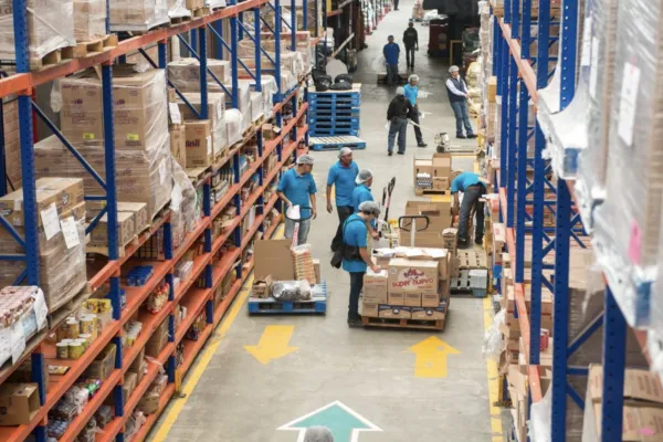 Centro logístico y operativo de La Cosmopolitana para servicios integrales de alimentación en México.