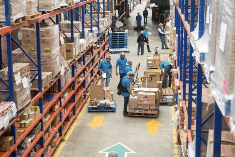 Centro logístico y operativo de La Cosmopolitana para servicios integrales de alimentación en México.