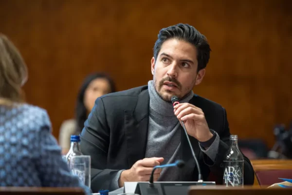 Víctor González Herrera promueve acceso al agua en Colombia.
