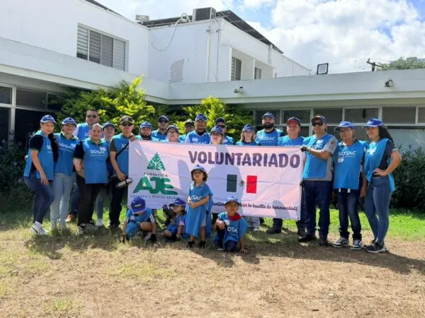 Colaboradores de AJEMEX participan en jornadas de reforestación, limpieza de playas y apoyo social durante el aniversario número 38 de la compañía.